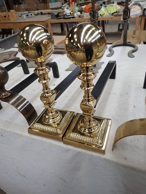 deux trophées dorés posés sur une table dans un atelier