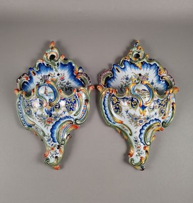 une paire d'appliques murales bleues et blanches ornées de motifs floraux