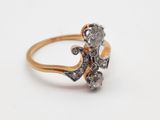 une image d'une bague en or et en diamant sur une surface blanche