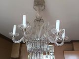 un lustre suspendu au plafond d'une pièce