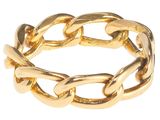 un gros plan d'une bague en chaîne dorée sur fond blanc