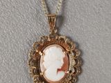 un collier en or avec un camée, un camée, un camée, un camée, un camée, un camée, un camée, un camée, un camée, un camée, un camée, un camée, un camée, un camée, un camée