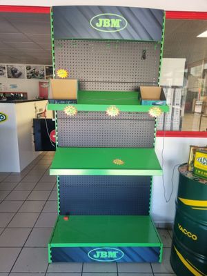 un présentoir composé d'étagères de différentes couleurs dans un magasin