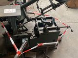 une machine posée par terre dans la rue