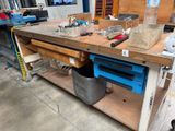 un établi avec de nombreux outils