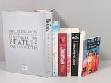 quelques livres posés sur une table