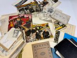 une pile de vieux livres sur une table