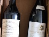 deux bouteilles de vin dans une boîte en carton posée sur une table