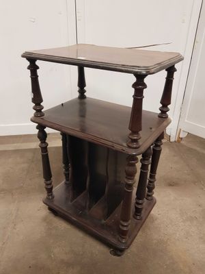 une vieille table en bois sur laquelle est posé un porte-revues