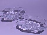 trois plats en verre transparent posés sur une surface blanche