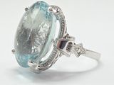 une bague ovale sertie d'une aigue-marine et de diamants, en or blanc 18 carats