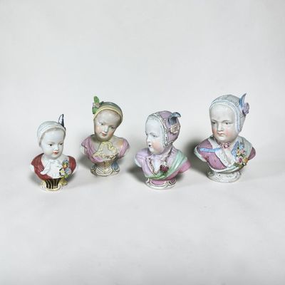 quatre figurines en porcelaine représentant des femmes coiffées de chapeaux et vêtues de robes, sur fond blanc