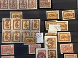 plusieurs types de timbres exposés dans une vitrine