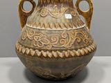 un vase brun posé sur une table