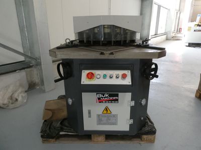 a machine that is sitting on a pallet in a warehouse