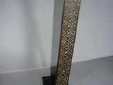une image représentant une cuillère et un porte-cuillère posés sur une table