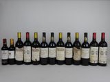 plusieurs bouteilles de vin sont alignées sur une table