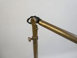 une image montrant un gros plan d'une lampe posée sur une table