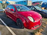 une photo d'une voiture rouge garée sur un parking