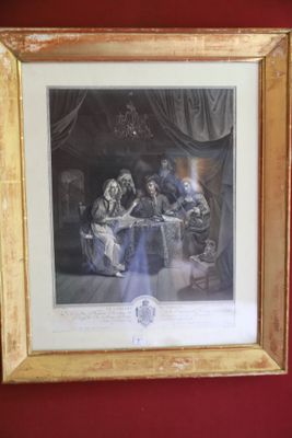 tableau représentant un groupe de personnes assises autour d'une table devant un mur rouge