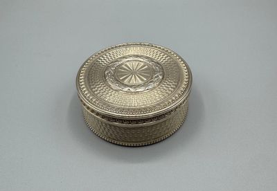 boîte ancienne en argent avec un motif décoratif sur le couvercle
