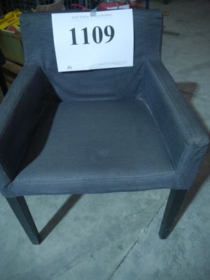 une chaise grise sur laquelle est accrochée une étiquette de prix
