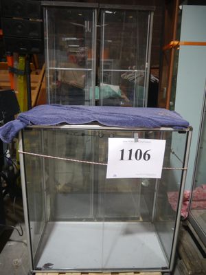 une vitrine en verre recouverte d'un tissu bleu