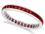 une bague en or blanc sertie d'un rubis au centre