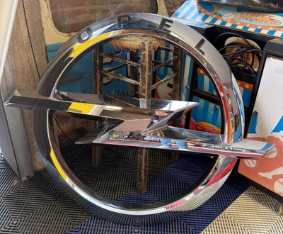 une roue posée par terre à côté d'une boîte