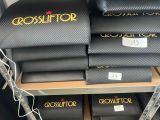 de nombreux sacs de Crossfitor sur une étagère dans un magasin