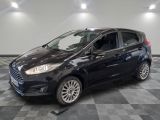 la voiture noire est garée dans le garage sur le sol en damier