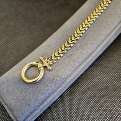 une photo d'un bracelet en chaîne en or muni d'un fermoir