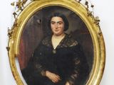 portrait d'une femme en robe noire dans un cadre doré