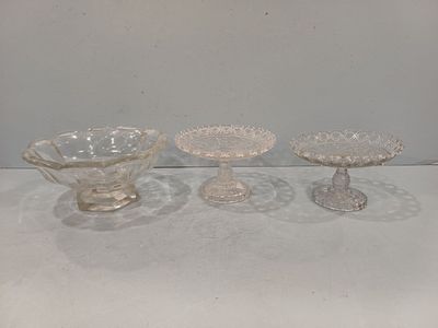 trois bols en verre et un bol posés sur une surface blanche