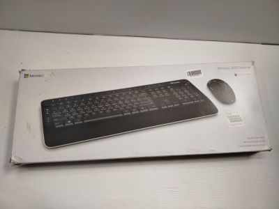 un boîtier sur lequel se trouvent un clavier et une souris
