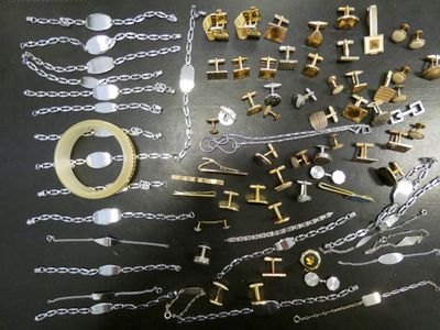 de nombreux bijoux en argent et en or posés sur une table noire