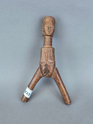 figurine en bois représentant un homme coiffé d'un chapeau