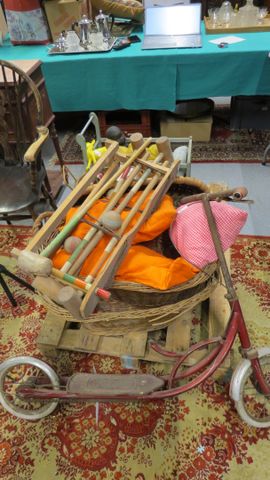 Sur palette : trottinette ancienne, jeux de croquet, paniers, pou...