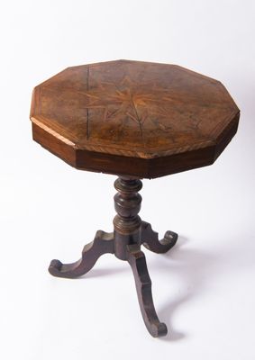 une petite table en bois avec un plateau en bois sur fond blanc
