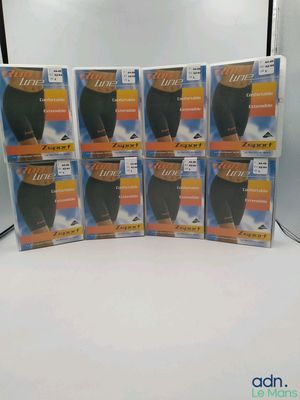 un lot de six boîtiers de DVD posés sur une table