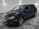 la photo d'une voiture noire garée dans un garage