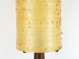 une lampe posée sur une table et munie d'un cordon