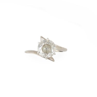 gros plan d'une bague en diamant sur une surface blanche