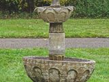 un oiseau perché au sommet d'une fontaine