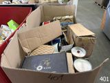 une boîte remplie de produits alimentaires et d'autres articles dans un magasin
