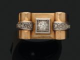 gros plan d'une bague en or et diamants sur une surface noire