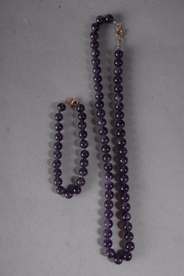 Ensemble collier et boucles d'oreilles en perles violettes, avec un fermoir doré