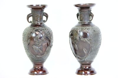 deux vases posés côte à côte sur une table
