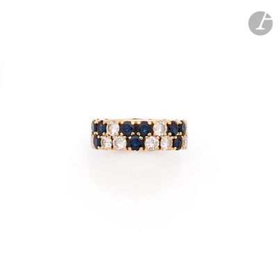 une bague en anneau sertie de saphirs et de diamants