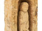 une image représentant une statue en pierre d'un garçon tenant un panier